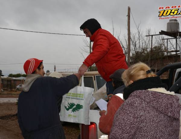 El Comandante y Radio Puerto Argentino entregaron módulos alimentarios en Balsa Las Perlas 