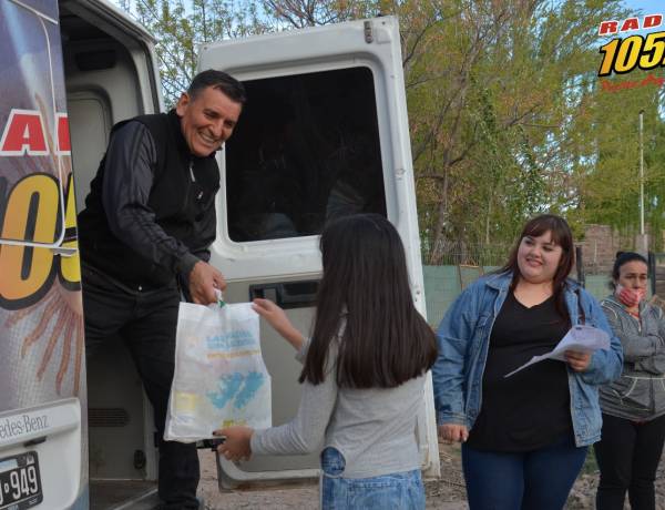 Radio Puerto Argentino y El Comandante siguen con la entrega de módulos alimentarios 