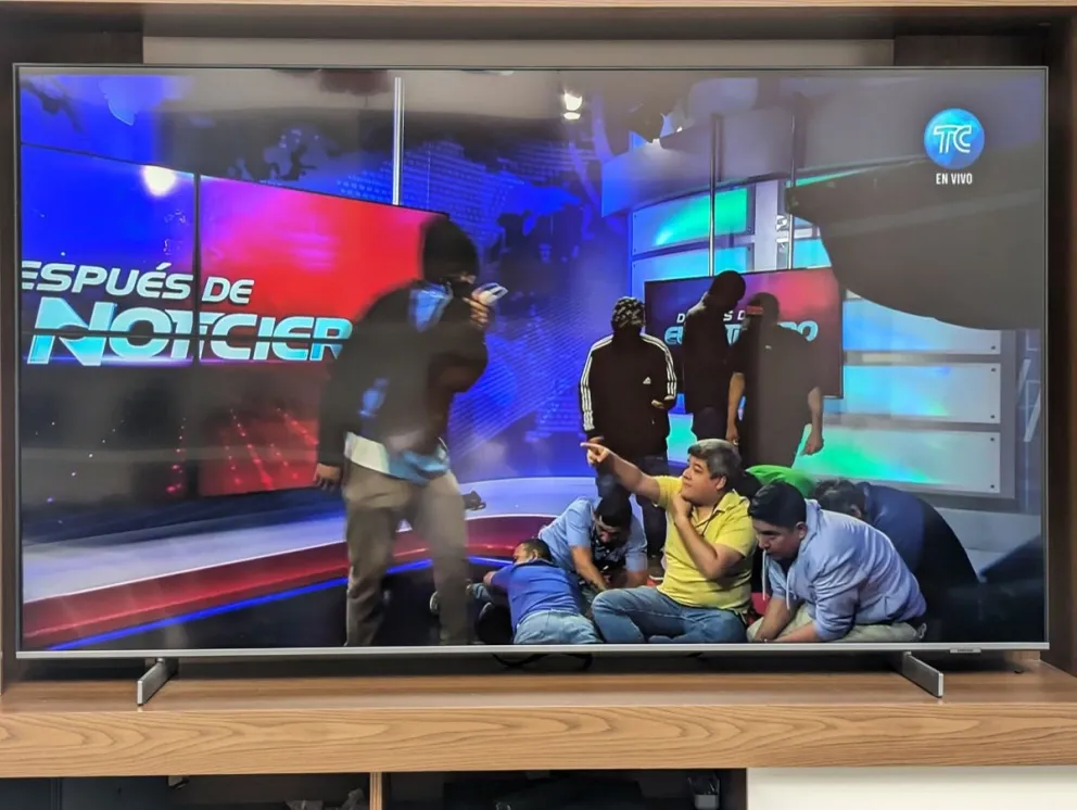 Ecuador: atacantes armados con fusiles y granadas ingresaron a un canal de televisión en vivo