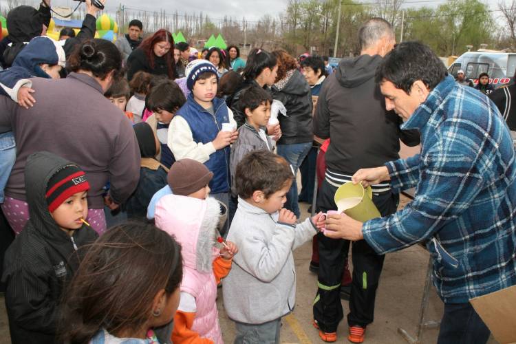 En imágenes recordamos los días del Niño organizados por el Comandante y Radio Puerto Argentino