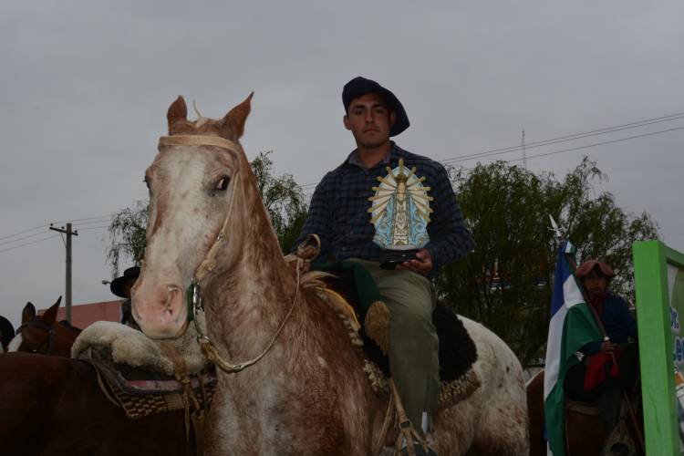 Radio Puerto Argentino y los Montados fueron parte del desfile aniversario de Cipolletti 